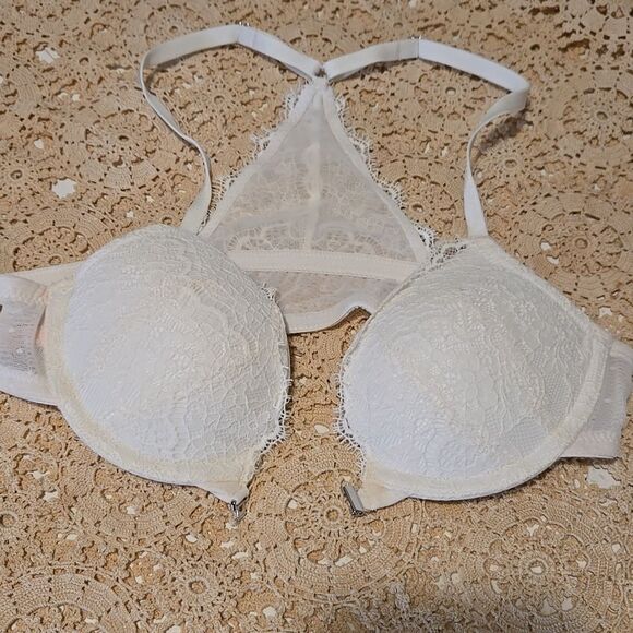 White Underwire Bra with Lace Texture and Adjustable Straps - Picture 7 of 7